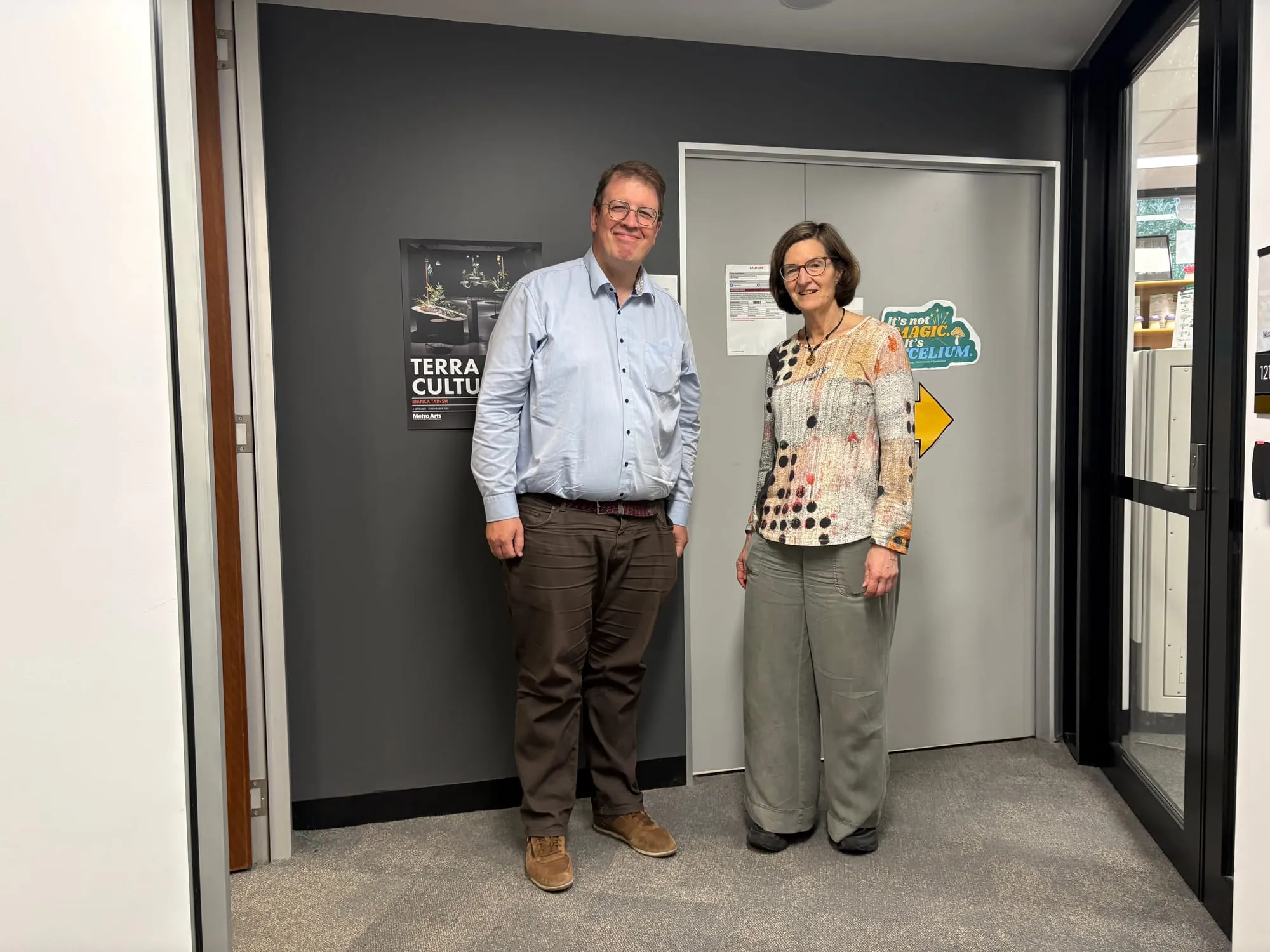 Jón Guðnason and Professor Janet Wiles standing side by side in a corridor at the University of Queensland.